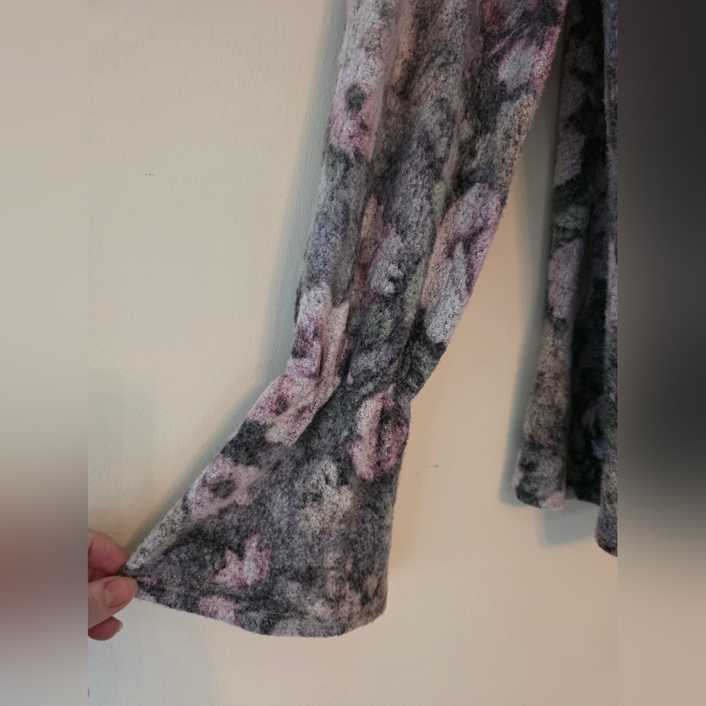 Dantelle Floral Fuzzy Knit Bell Sleeve Top – Size Large - Picture 4 of 9